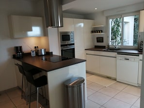 Kjøleskap, mikrobølgeovn, ovn og kokeplater