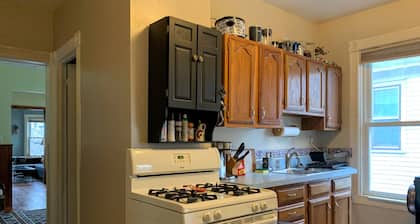 Sunny Spacious 2nd Fl home near Union College, Proctors, Ellis