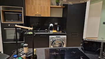 Appartement | Privékeuken | Een koelkast, een microgolfoven, een oven, een kookplaat