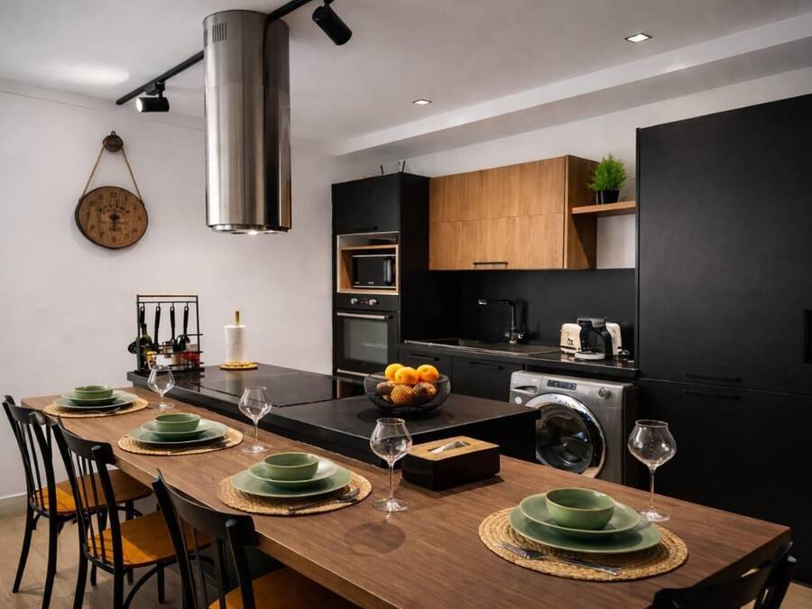 Frigorífico, microondas, horno y placa de cocina