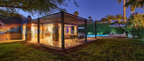 Alberca al aire libre y alberca climatizada