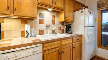 Condo (2 Bedrooms) | Property amenity