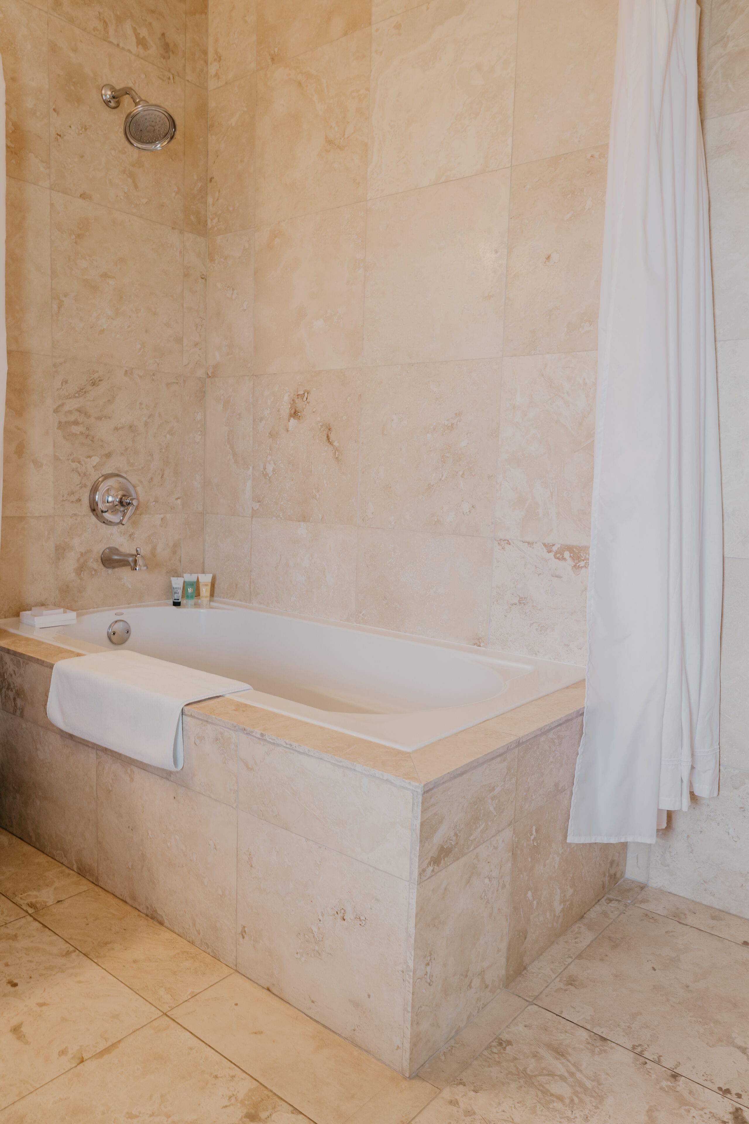 Une salle de bain équipée d’une baignoire, d’une douche et d’un porte-serviettes.