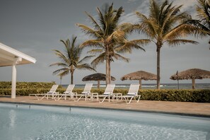 Outdoor pool - Le Soleil d'Or CaymanBrac (West End)