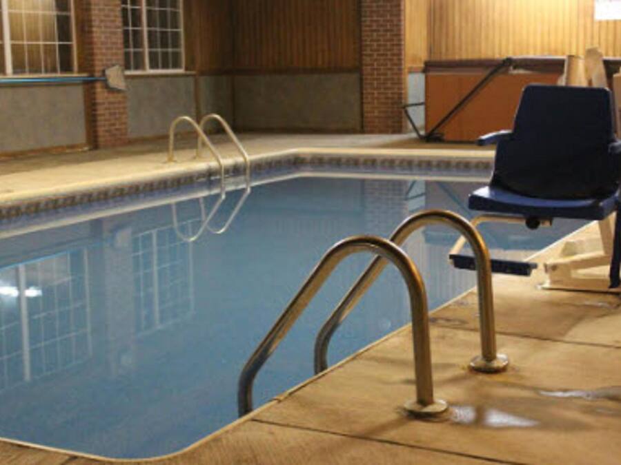 Una piscina cubierta