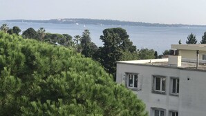 A coastal view with a building in the foreground and a clear sky. - Apartment 300 m from Cannes beach (Cannes)