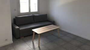 A room with a grey sofa and a light wooden table. - Apartment 300 m from Cannes beach (Cannes)