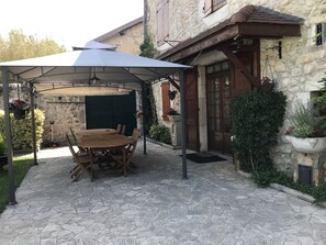 Outdoor dining - Bach room in house with jacuzzi, swimming pool, terrace and barbecue (Sainte-Marie-d'Alloix)