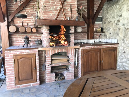 Chambre Bach dans maison avec jacuzzi, piscine, terrasse et barbecue