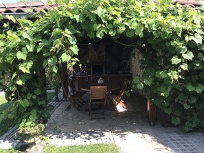 Outdoor dining - Bach room in house with jacuzzi, swimming pool, terrace and barbecue (Sainte-Marie-d'Alloix)