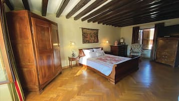 1 bedroom, iron/ironing board, travel crib, free WiFi