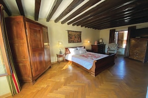 1 bedroom, iron/ironing board, travel cot, free WiFi