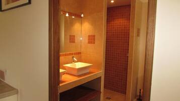 Douche, sĂšche-cheveux, serviettes fournies, savon