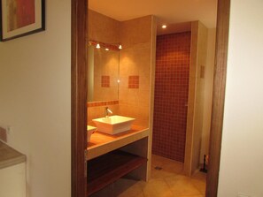 Shower, hair dryer, towels, soap - Barjac Villa Pastis - Self-catering cottage with swimming pool and view of the Cevennes mountains (Barjac)