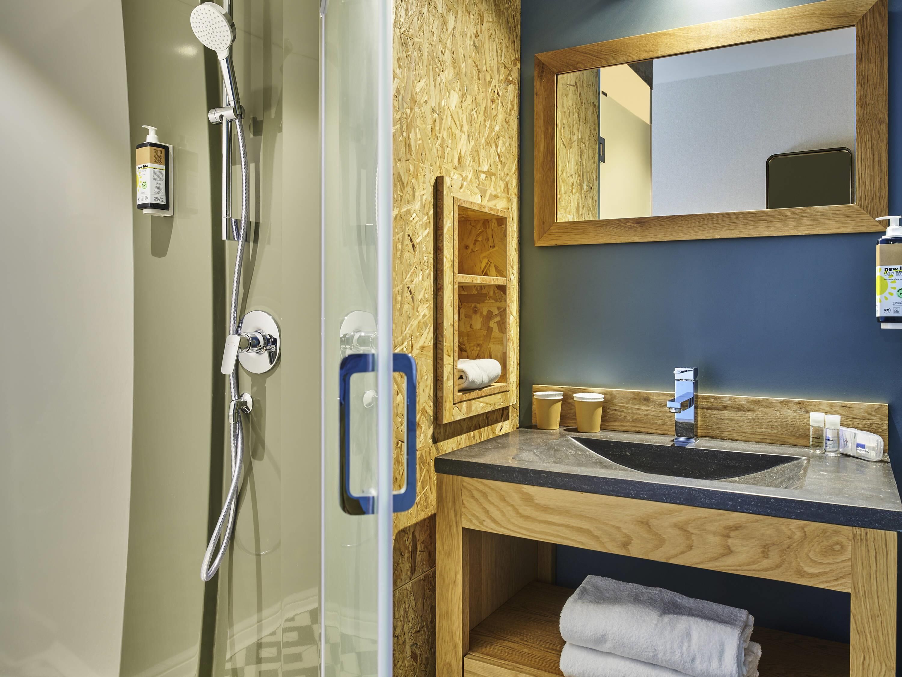 Ropa de cama de alta calidad, sistema de insonorización y wifi gratis 