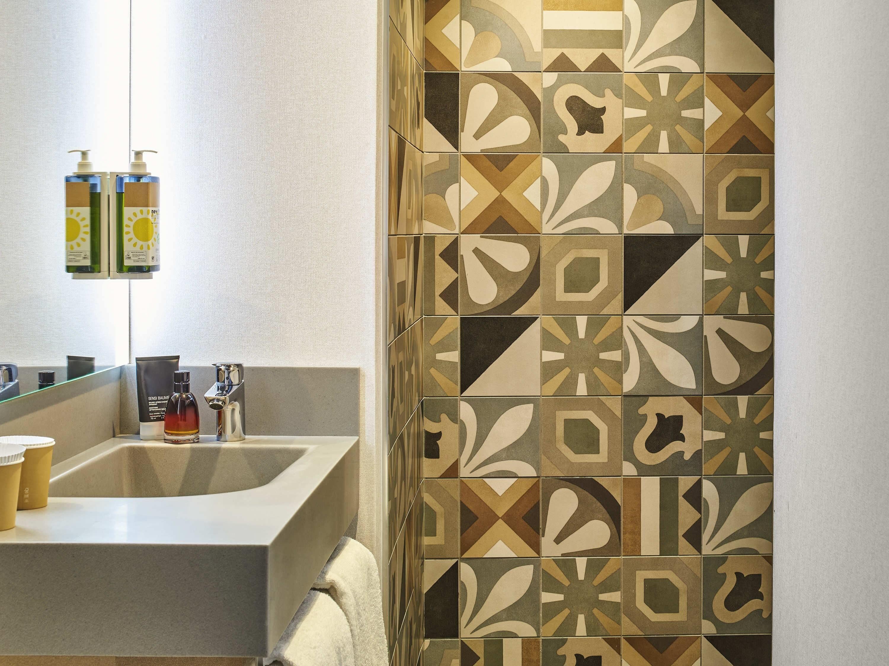 家庭房, 1 张双人床和 1 张沙发床 | 高档床上用品、隔音、免费 WiFi、床单