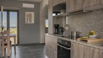 Apartamento premium, 2 quartos, sacada, vista para o mar | Cozinha privada | Geladeira grande, fogão, cooktop, lava-louças