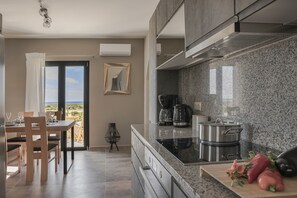 Appartamento panoramico, 2 camere da letto, balcone, vista mare | Cucina privata | Frigorifero con congelatore, forno, piano cottura, lavastoviglie