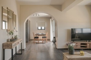 Panoramic Apartment, 2 Bedrooms, Balcony, Sea View | Dining room - Queen Bee Residence (Kefalonia)