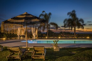 Seasonal outdoor pool, open 9:00 AM to 10:30 PM, pool umbrellas - Queen Bee Residence (Kefalonia)