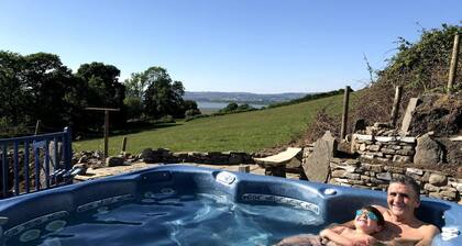 Merlins Cabin - 2 Bedroom - Blaen Cedi Farm