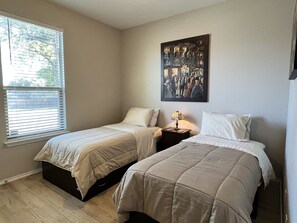 4 habitaciones, escritorio y tabla de planchar con plancha
