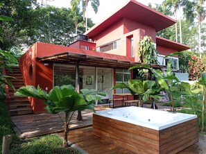 Outdoor spa tub