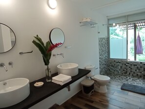 Douche, serviettes fournies, savon, papier toilette