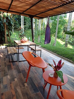 Outdoor dining - Beautiful room with Jacuzzi in the forest 10 minutes from the city of Pereira. (Pereira)