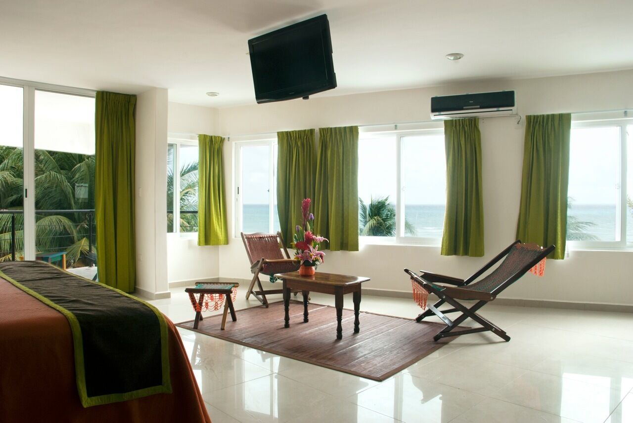 Habitación junior | Área de sala de estar | Televisión de pantalla plana de 32 pulgadas con canales por cable 