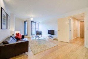 Télévision à écran plat, lecteur de DVD