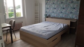 5 makuuhuonetta, työpöytä, ilmainen Wi-Fi