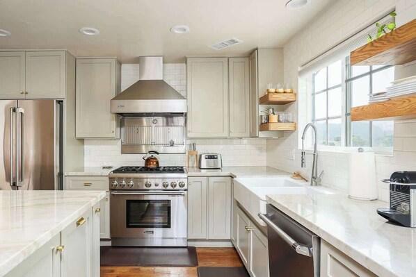 Køleskab, mikrobølgeovn, ovn, kogeplade