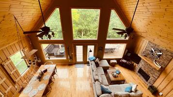 Televisión, chimenea, reproductor de DVD, futbolito