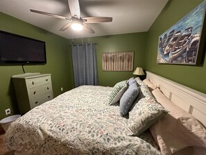 5 bedrooms, travel cot, WiFi, bed sheets - Captain's Cove+ Nolin Lake + Mammoth Cave + Arcade + Hot Tub, Expansive Lakefront Home on Nolin Lake... (Cub Run)