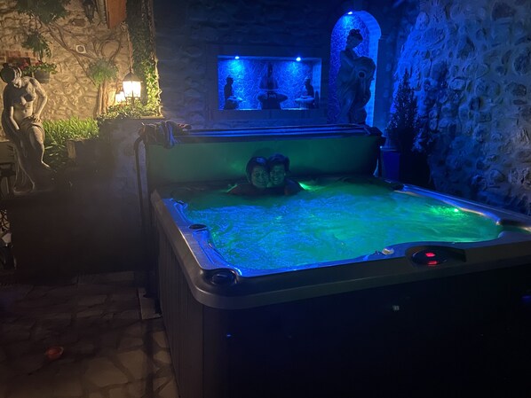 Outdoor spa tub - Paganini room, 2 people for more people contact the owner (Sainte-Marie-d'Alloix)