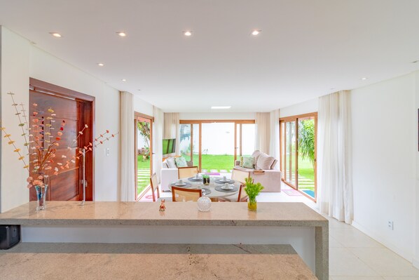 House | Private kitchen | Fridge, microwave, oven, cookware/dishes/utensils - PF24 Excelente Casa 6 Suítes (Mata de São João)