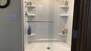 Dusche, Haartrockner, Handtücher, Seife
