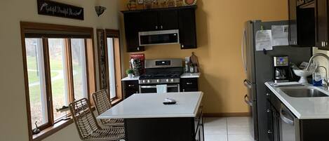 冷蔵庫、電子レンジ、オーブン、コンロ