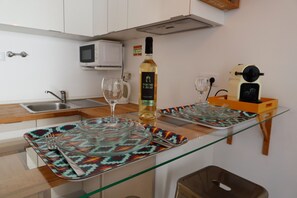 Fridge, microwave, stovetop, coffee/tea maker - Studio (lisboa)