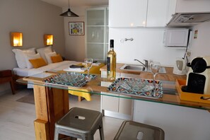 Fridge, microwave, stovetop, coffee/tea maker - Studio (lisboa)