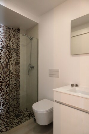 Shower, hair dryer, towels, toilet paper - Studio (lisboa)