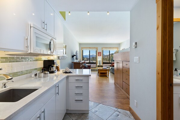 Fridge, microwave, stovetop, dishwasher - 2 Minute Walk to the Lifts/Spacious Studio/Shared Hot Tub (Keystone)