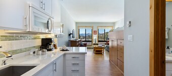 2 Minute Walk to the Lifts/Spacious Studio/Shared Hot Tub