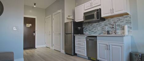 Fridge, microwave, stovetop, dishwasher