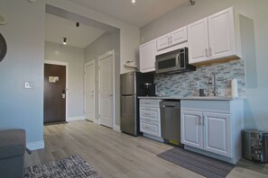 Réfrigérateur, micro-ondes, plaque de cuisson, lave-vaisselle