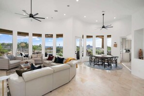 Televisión, chimenea, videojuegos y oficina 