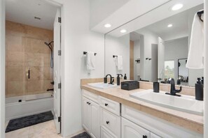 Bathtub, hair dryer, towels, shampoo - Luxury Home w/ Pool/Hot Tub, Mountain Views, Games (Fountain Hills)