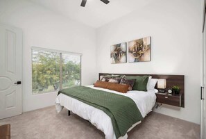 4 soverom, skrivebord, strykejern/-brett og reiseseng for barn