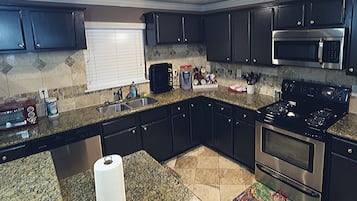 Exclusive House, 4 Bedrooms | Private kitchen | Fridge, microwave, oven, stovetop